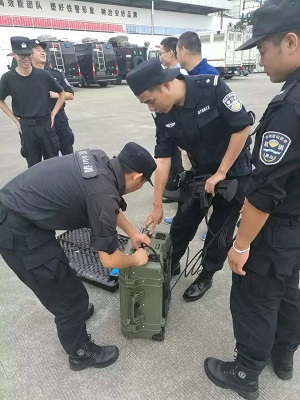 丽江南猴子安局干警对PUS0443无人机滋扰器(便携式)颇感兴致