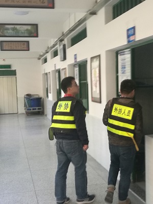 我司技术人员检验手机信号屏蔽器