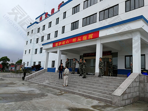 图片关键词 操作「无人机拦截系统」的武警官兵